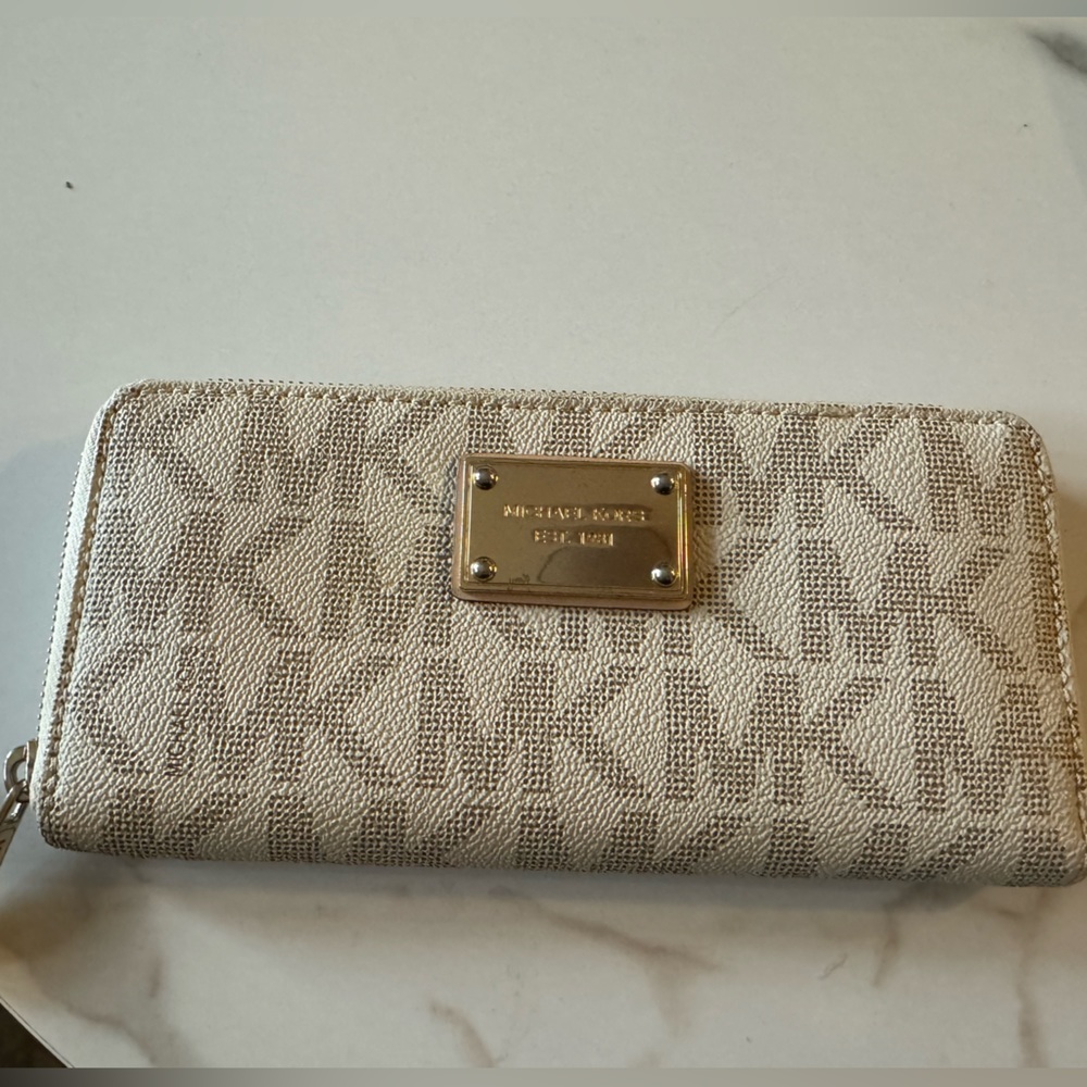 Michael Kors zip wallet